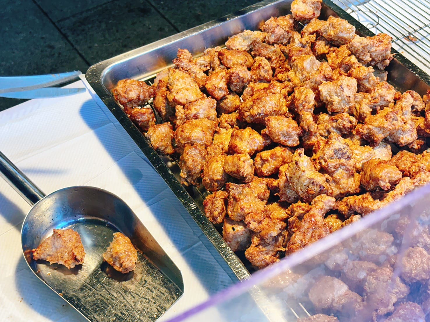 《基隆美食》何家百年祖傳排骨酥，四代秘製醃料美味無骨超好咬(菜單) @神農太太底家