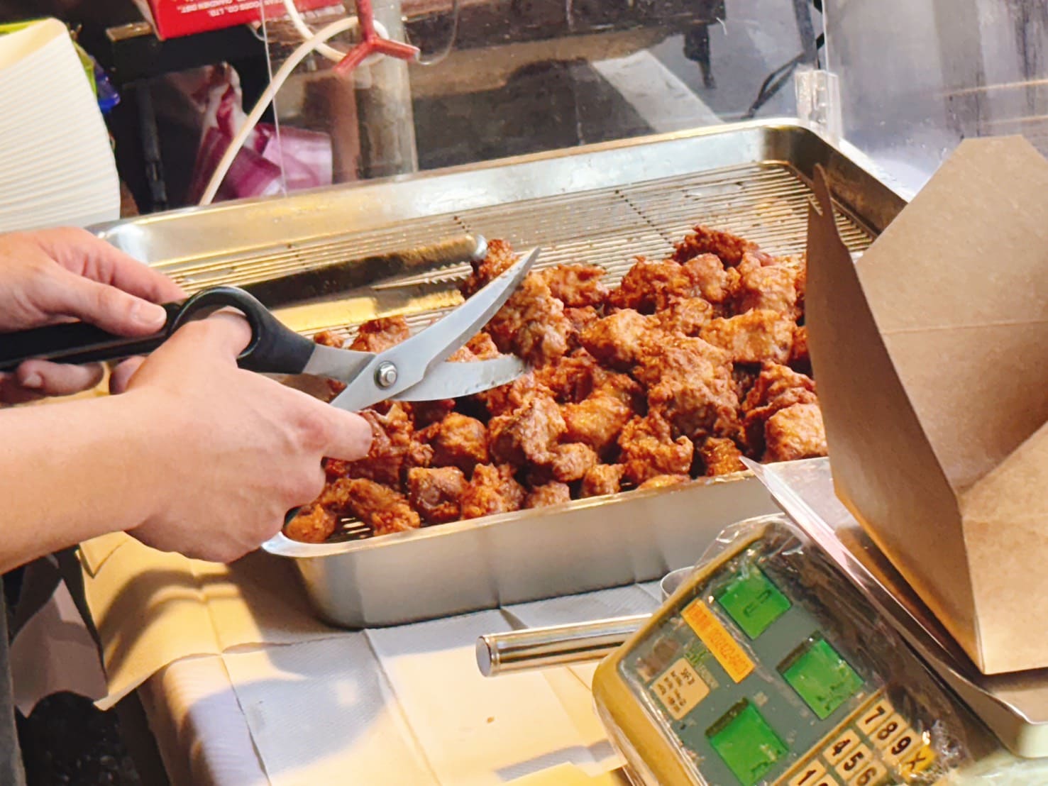 《基隆美食》何家百年祖傳排骨酥，四代秘製醃料美味無骨超好咬(菜單) @神農太太底家