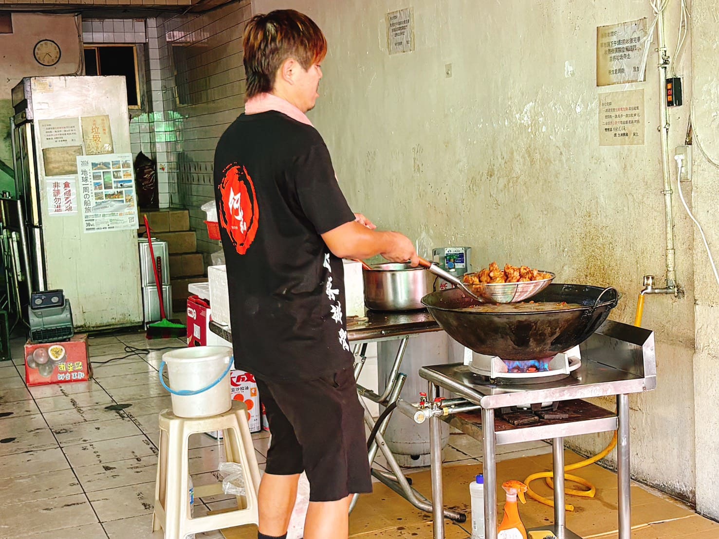 《基隆美食》何家百年祖傳排骨酥，四代秘製醃料美味無骨超好咬(菜單) @神農太太底家