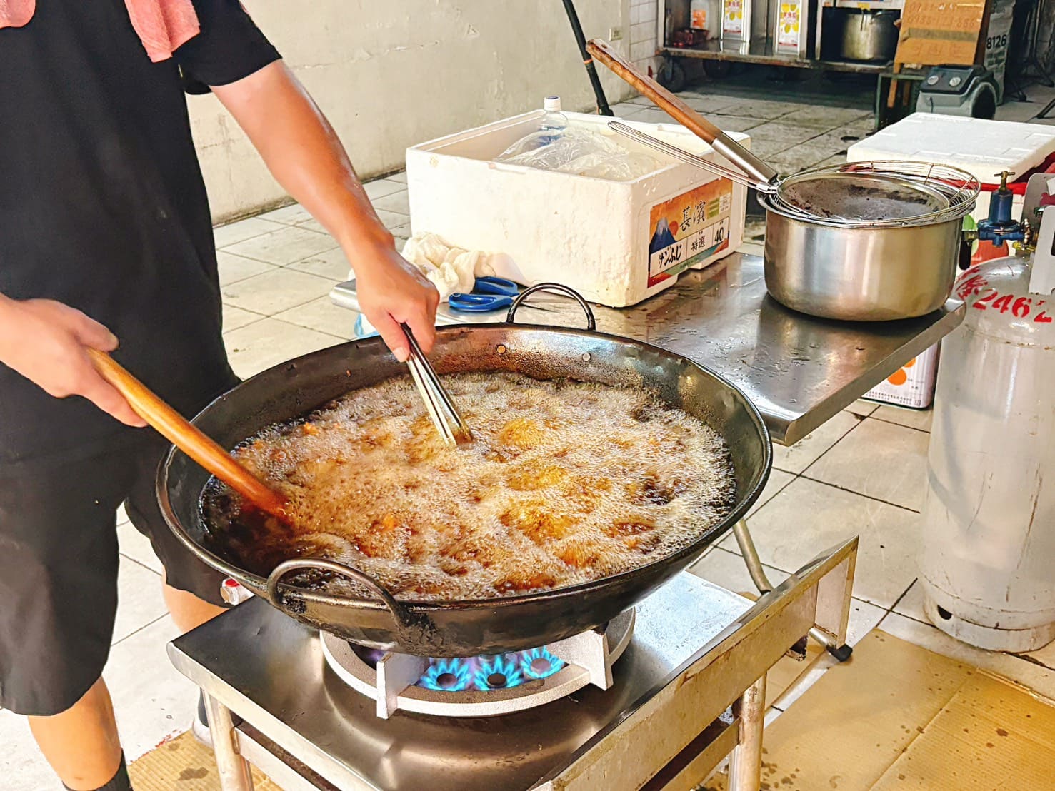 《基隆美食》何家百年祖傳排骨酥，四代秘製醃料美味無骨超好咬(菜單) @神農太太底家