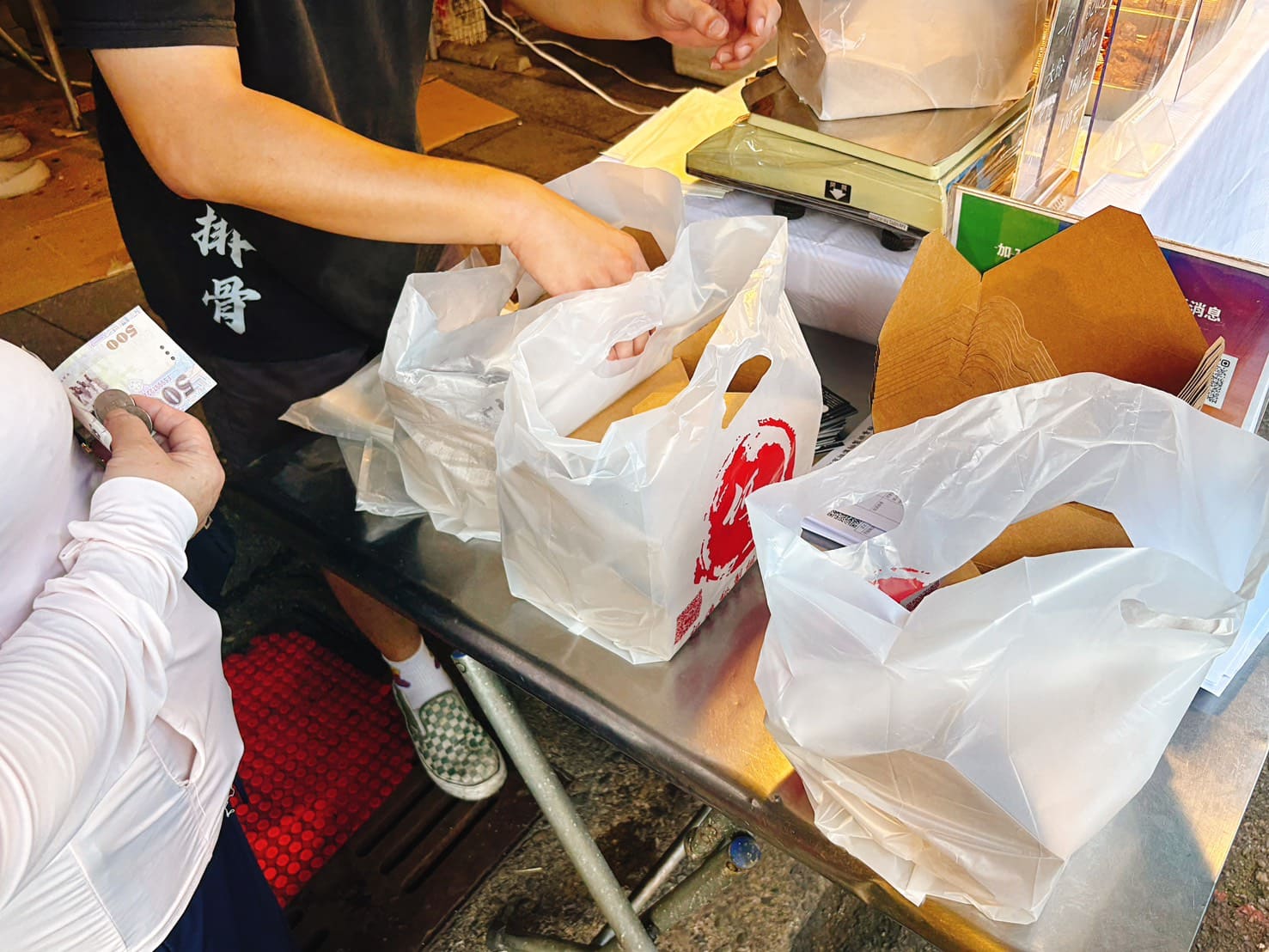 《基隆美食》何家百年祖傳排骨酥，四代秘製醃料美味無骨超好咬(菜單) @神農太太底家