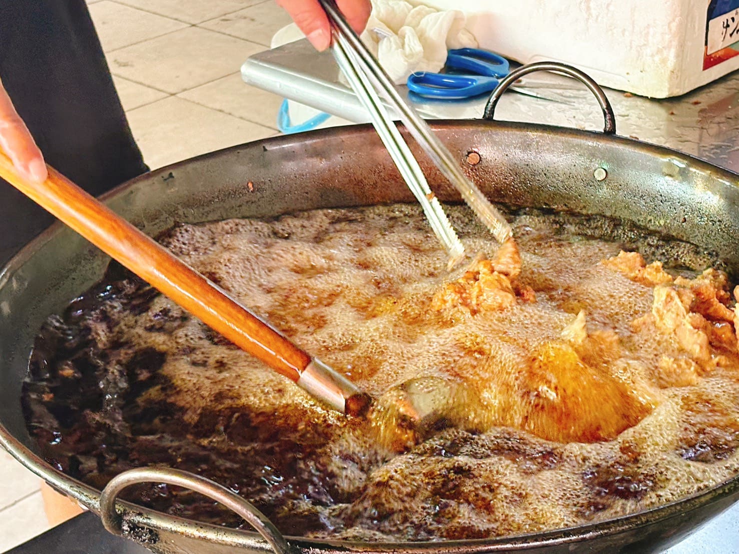《基隆美食》何家百年祖傳排骨酥，四代秘製醃料美味無骨超好咬(菜單) @神農太太底家