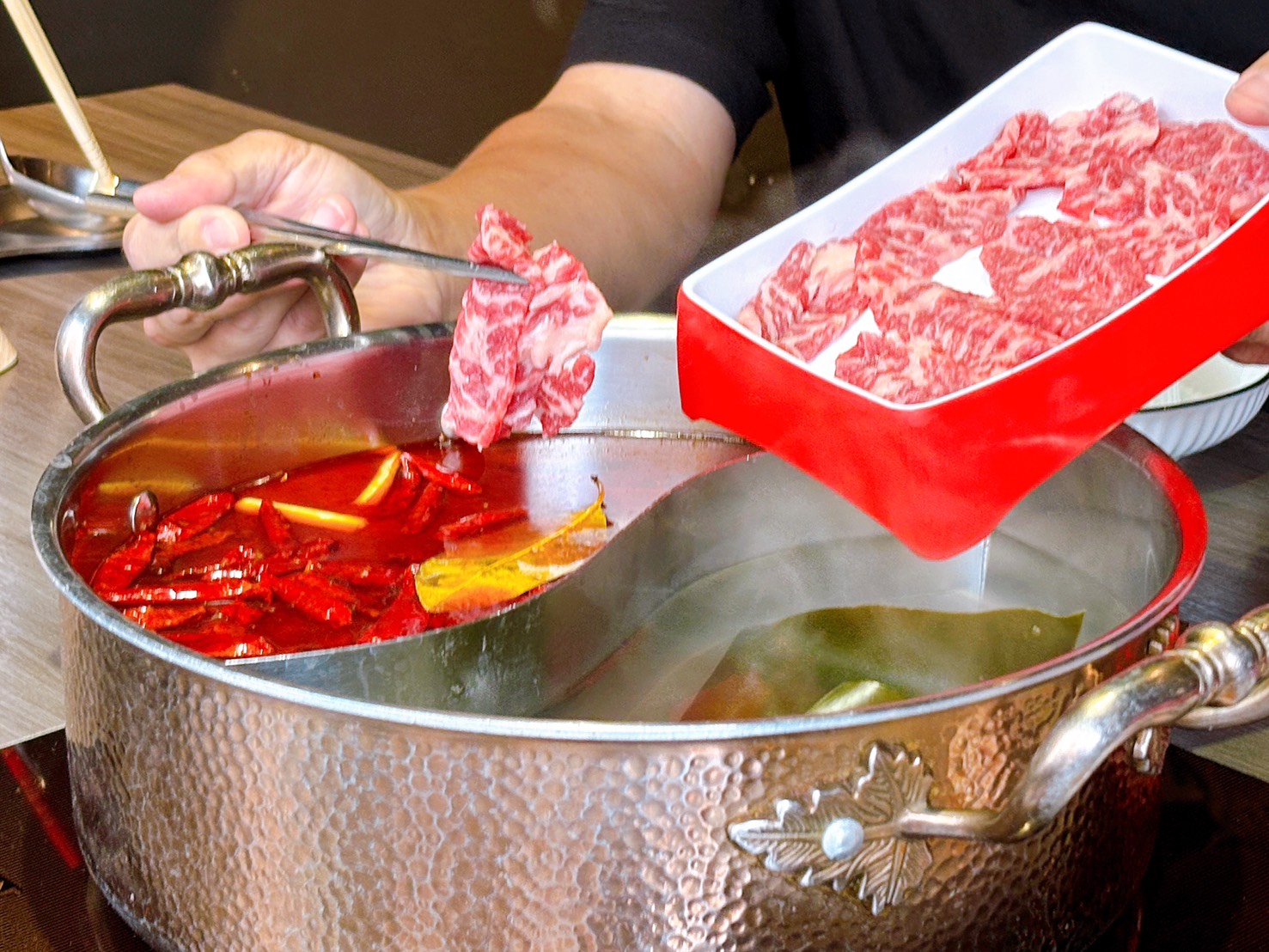 《桃園美食》大漠紅頂級蒙古鍋，溫體肉品質絕佳，單點品質吃到飽(菜單 價錢) @神農太太底家