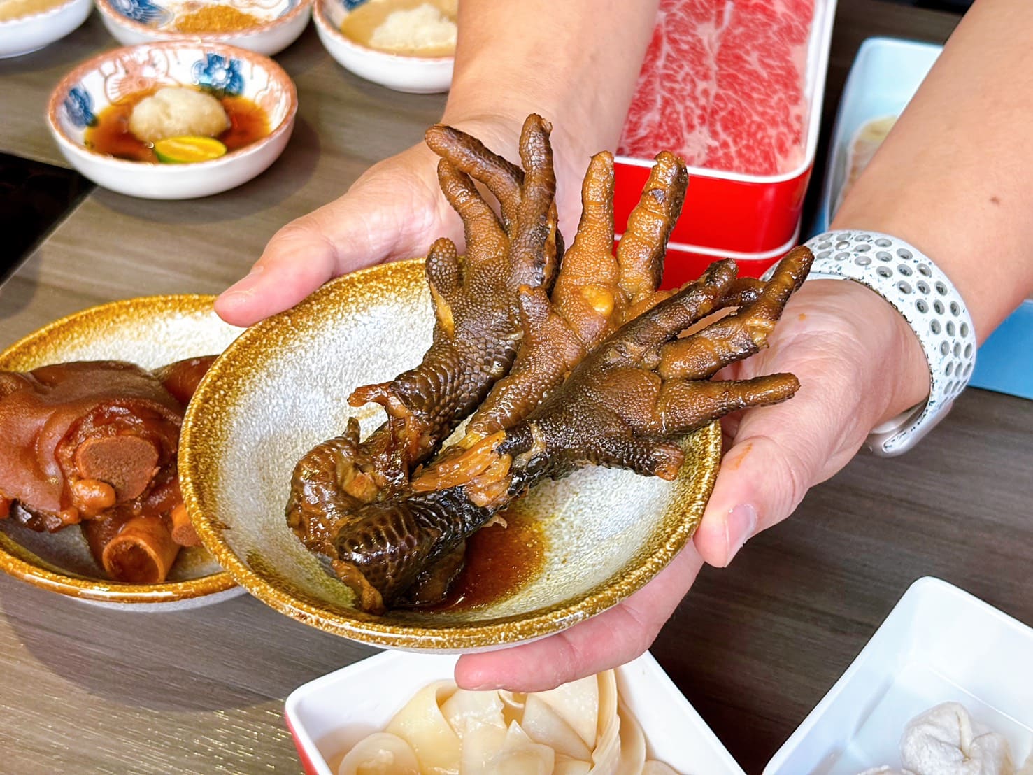 《桃園美食》大漠紅頂級蒙古鍋，溫體肉品質絕佳，單點品質吃到飽(菜單 價錢) @神農太太底家