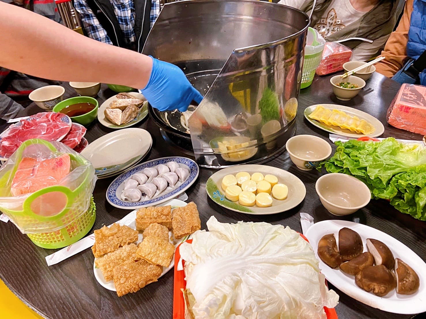 《基隆美食》義美火鍋，北台灣最強石頭鍋湯頭鮮甜(價目表) @神農太太底家