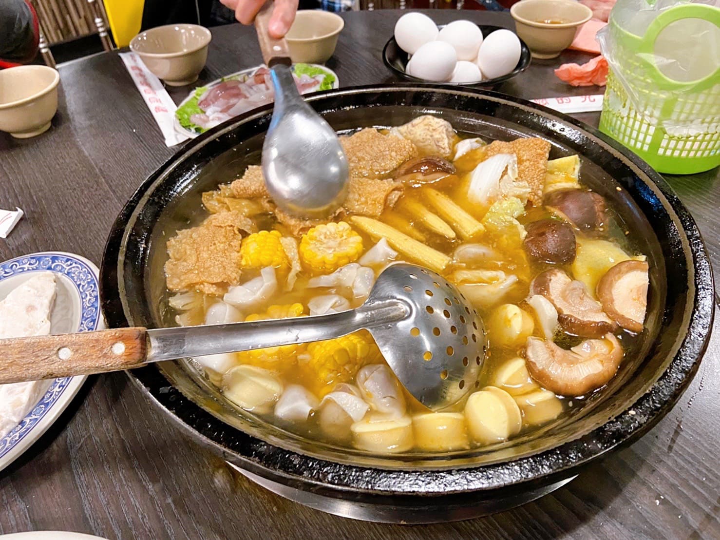 《基隆美食》義美火鍋，北台灣最強石頭鍋湯頭鮮甜(價目表) @神農太太底家